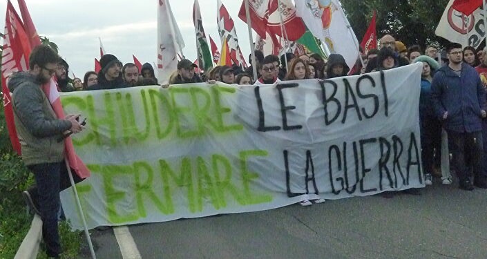 Attivisti No Muos manifestano vicino alla base militare di Sigonella