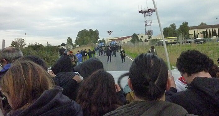 Attivisti No Muos manifestano vicino alla base militare di Sigonella